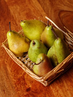 Tahta masadaki sandıkta armut meyvesi.