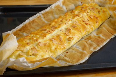 Fırın, armut meyveli turtayı fırında pişirdi.