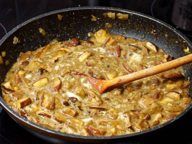 Kızartma tavasında yumurtalı dilimlenmiş mantar ev yapımı geleneksel czech yemeği smazenice