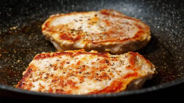 Tavada domuz eti hazırlıyorum.