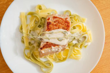 Şarap soslu lezzetli ton balığı bifteği ve beyaz tabakta kekik.