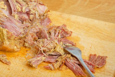 Lezzetli domuz eti ahşap kesim tahtasında