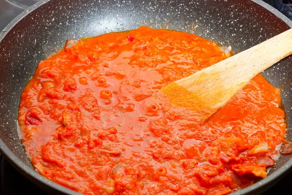 Kızartma tavasında kırmızı domates sosu pişirmek