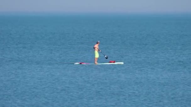 Chicago November 1St 2022 Man Paddles Calm Blue Water Lake — Stock Video