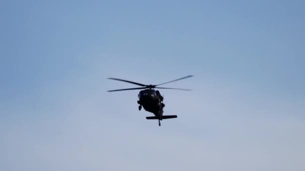 Chicago Listopadu 2022 Vojenský Vrtulník Black Hawk Přeletí Nad Pobřežím — Stock video