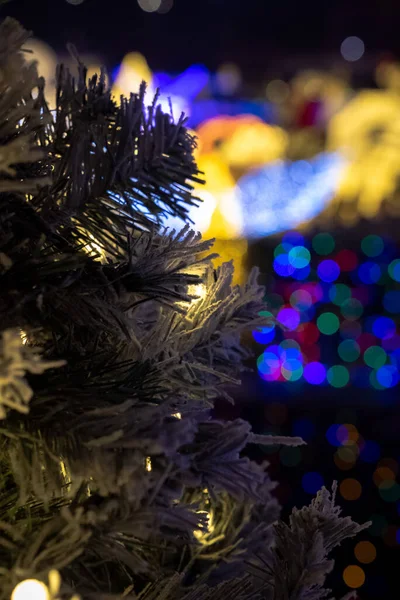Yapay Bir Noel Ağacının Planda Işıkları Olan Arka Plandaki Dekorasyonlardan — Stok fotoğraf