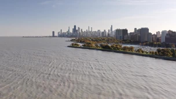 Aerial Drone Footage Panning Left Lake Michigan View Downtown Chicago — Wideo stockowe