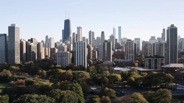 Panning Meninggalkan Udara Pusat Kota Chicago Pada Hari Musim Gugur — Stok Video