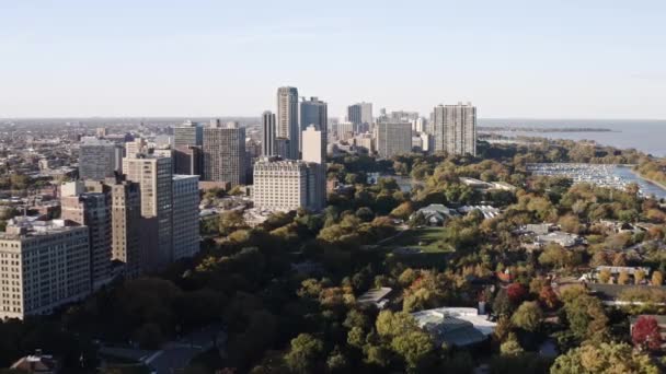 Panning Aerial View Lincoln Park Residential Highrise Buildings Zoo Conservatory — Vídeo de stock