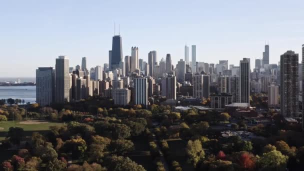 Lowering Aerial View Downtown Chicago Skyline Lincoln Park Sunny Autumn — Vídeo de Stock