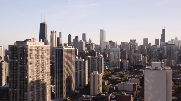 Beautiful Aerial Skyline View Downtown Chicago Flying Adjacent Highrise Residential — Vídeo de Stock