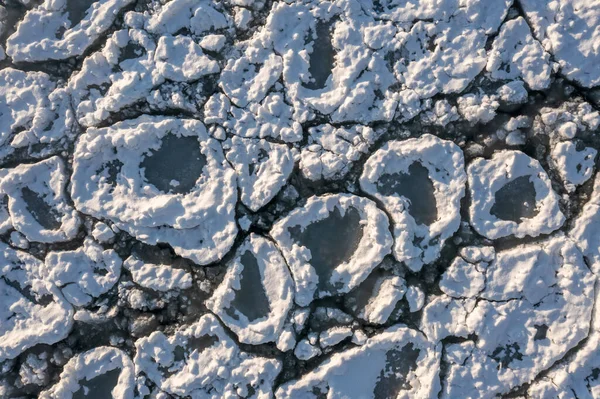ミシガン湖の冷たい水の上に浮かぶ雪に覆われた氷の丸い塊の景色を閉じて コピースペースで素晴らしい冬の背景を作ります — ストック写真