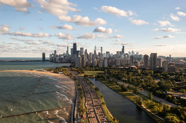 Downtown Chicago City Skyline Aerial Centered Traffic Lake Shore Drive — Zdjęcie stockowe