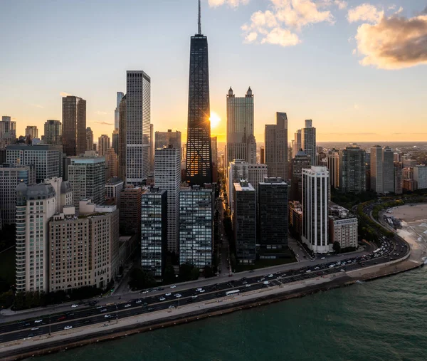 Downtown Chicago Aerial Golden Sun Peaks Out High Rise Building — Fotografie, imagine de stoc