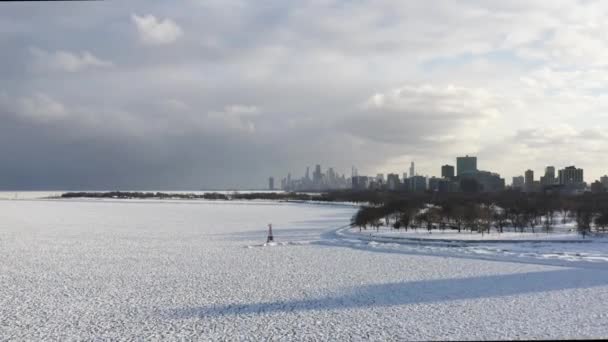 Panning Aerial Ice Snow Covered Lake Michigan Views Downtown Chicago — 图库视频影像