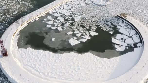 Panning Aerial Shot Hooked Curved Pier Covered Ice Snow Lake — Stok video