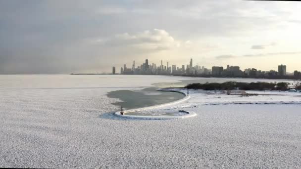 Lowering Aerial View Chicago Skyline Snow Covered Hooked Shape Pier — Stok video