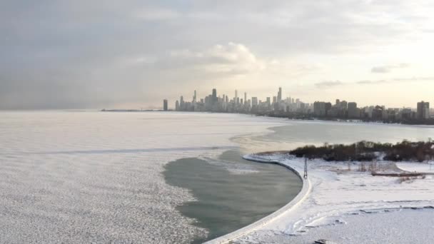 Panning Out Lowering Aerial Drone Footage Chicago Skyline Ice Snow — Stok video
