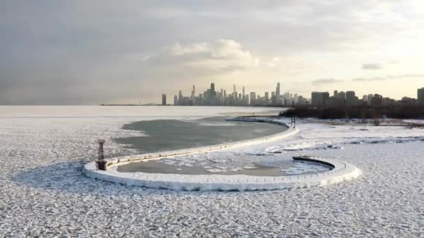 Panning Winter Aerial Cityscape Scene Flying Hooked Shaped Pier Snow — 图库视频影像