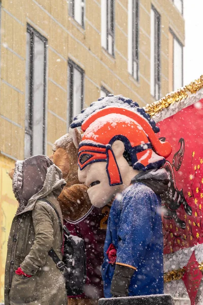 シカゴ 2023年1月28日 毎年恒例のアルジェ旧正月パレード中に山車に乗ってマスコットに雪が注ぐ — ストック写真