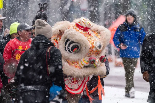 Chicago Janvier 2023 Danseur Lion Chinois Descend Broadway Sous Fortes — Photo
