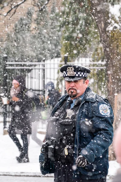 シカゴ 2023年1月28日 警察官は 毎年恒例のアーガイル中国の旧正月イベントのセキュリティを強化するための措置として 大雪の間 北ブロードウェイの道路に立っています — ストック写真