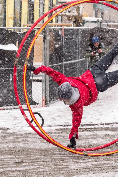 Chicago January 28Th 2023 Circus Acrobats Spin Giant Wheel Snow — Stockfoto