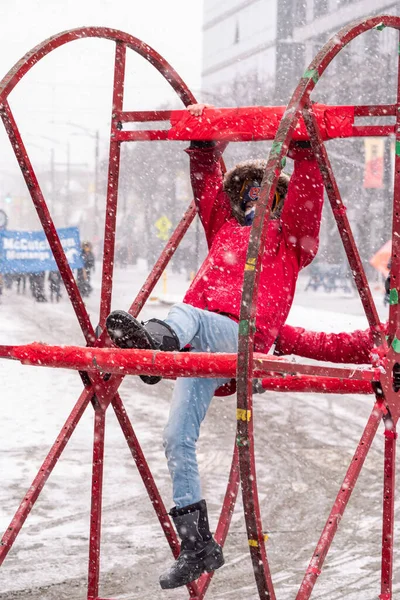 Chicago January 28Th 2023 Circus Acrobats Spin Giant Wheel Snow — Foto Stock