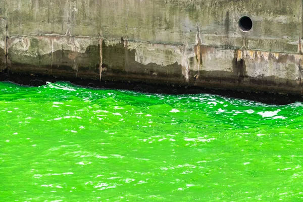 Крупный План Ярко Зеленой Воды Реки Чикаго Волнами Брызгающими Бетонную — стоковое фото