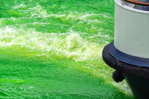 Крупный План Большой Баржи Движущейся Ярко Зеленой Воде Реки Чикаго — стоковое фото