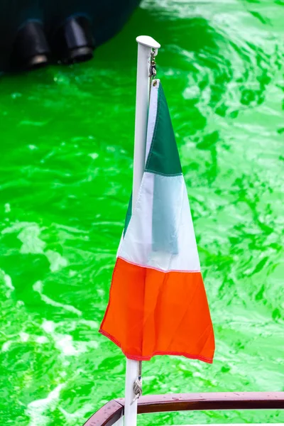 Крупный План Оранжевого Белого Зеленого Ирландского Флага Свисающего Спины Лодки — стоковое фото
