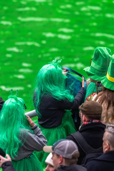 시카고 March 2023 사람들 아일랜드 의상을 모자를 패트릭의 행사를 시내를 — 스톡 사진