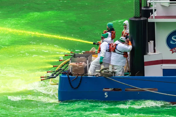シカゴ 2023年3月11日 地元の130名の配管工の組合員が海岸線の後ろから川で緑色の水を噴霧し 染料をダンプ毎年恒例のセント パディーの日のイベント中に観光船 — ストック写真