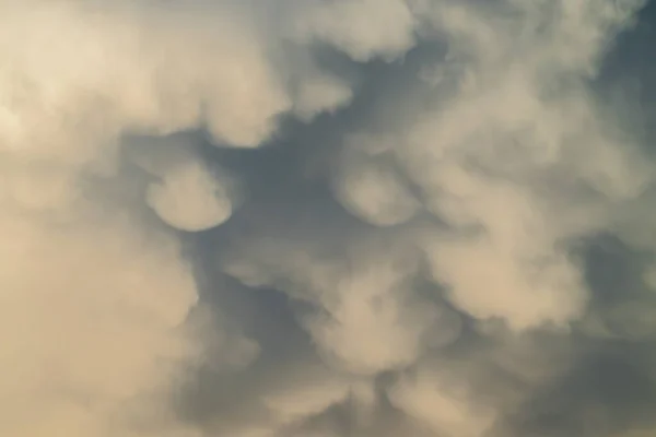 Beautiful Close Photograph Droopy Pouch Mammatus Clouds Cast Golden Yellow — Stock Photo, Image