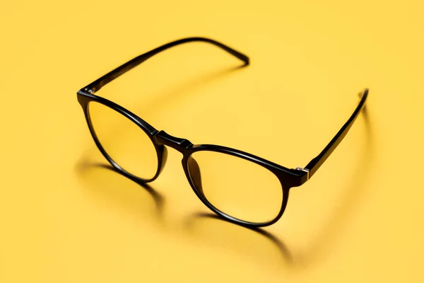 Közelkép Fényszűrő Olvasószemüvegekről Vagy Szemüvegekről Fekete Modern Minimalista Műanyag Keretekkel Stock Kép