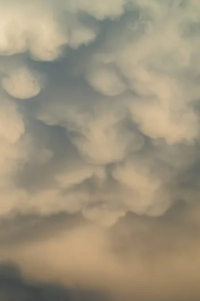 Gyönyörű Közeli Fénykép Lankadt Erszényes Mammatus Felhőkről Aranysárga Árnyalattal Napnyugtakor Jogdíjmentes Stock Képek