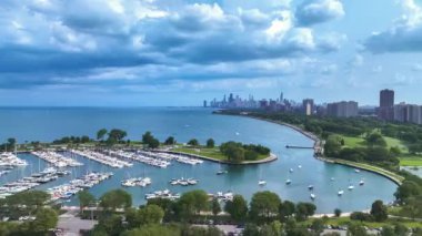 Montrose Limanı ve Michigan Gölü 'nün üzerinde hava hızının düşüşü. Uzaktaki Chicago silueti ve aşağıdaki yelkenliler güneşli bir yaz gününde..