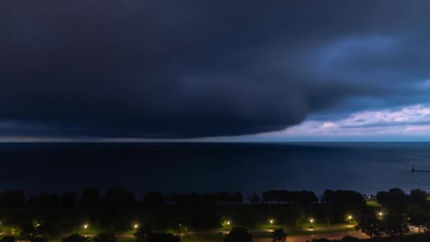 Ein Sturmzeitraffer Einer Dunklen Wolkenmasse Rollt Über Den Lake Michigan — Stockvideo