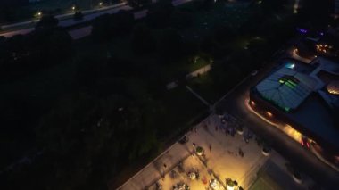İnsanların yemek pişirme, piknik yapma ve havai fişek fırlatma süreçlerini hızlandırmak Bağımsızlık Günü 'nün 4 Temmuz' unda Chicago göl kenarı boyunca tekneler su üzerinde dolaşırken.