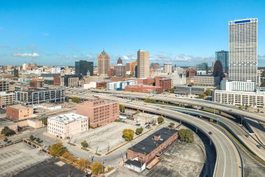 Milwaukee şehir merkezinin 794 numaralı eyaletler arası gökyüzü manzarası..