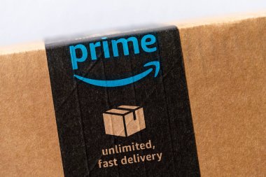 BERLİN, GERMANY HAZİRAN 2020: bir paket üzerinde Amazon ana etiketi. Prime internet perakendecisi Amazon tarafından siparişlerin daha hızlı teslimatı için sunulan bir hizmettir..