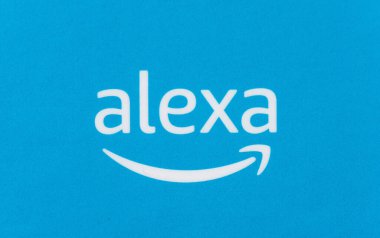 BERLİN, ALMANY HAZİRAN 2020: mavi parsel arka planında Amazon Alexa logosu. Amazon 'dan Echo Dot, Alexa Amazon' dan Smart Home Echo Ses Servisi 'nin sanal asistanı..