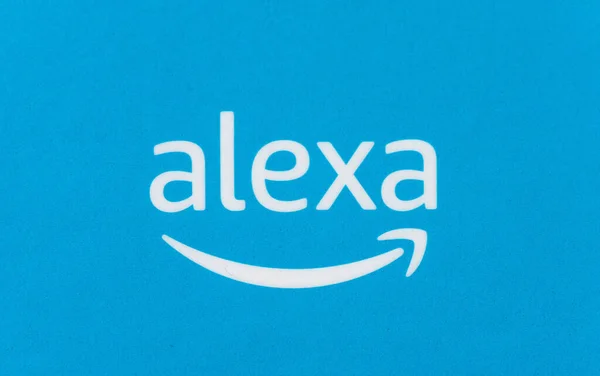 2020年6月 亚马逊Alexa标识蓝色包裹背景 Alexa是亚马逊Echo Dot的虚拟助手 来自亚马逊的Smart Home Echo Voice Service — 图库照片