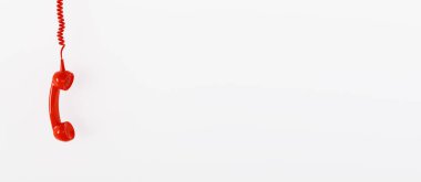 Bireysel metin için beyaz arkaplan, pankart boyutuna karşı kopyalama alanı olan kırmızı telefon alıcısı