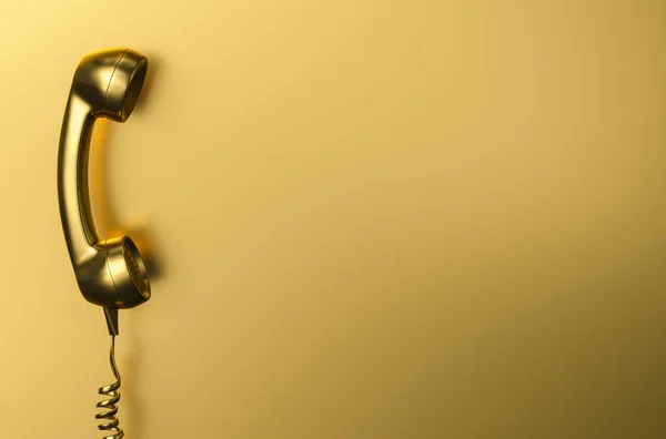 拍摄一个金色的固定电话接收机与复制空间的个别文字 — 图库照片