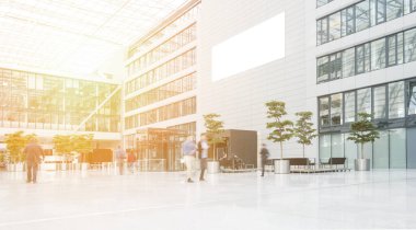 Ofis merkezindeki iş adamları bulanıklaştı.