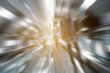 Yürüme yolundaki bulanık iş yolcuları