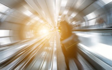 Bulanık iş kadınları havaalanında