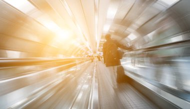 Yürüyüş tünelinde bulanık yolcular