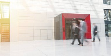 Bulanık iş adamları ofis koridorundan geçer.